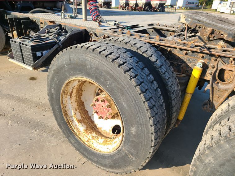 image for item GO9433 1993 International 9400  semi truck