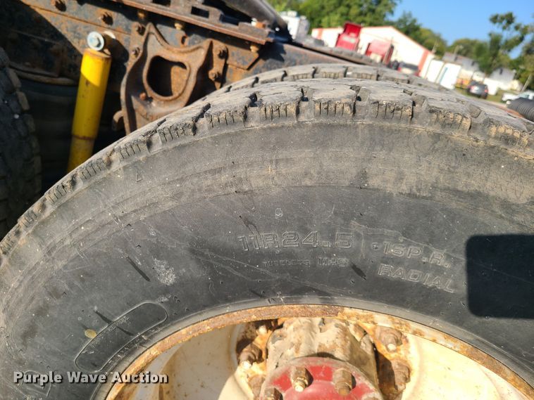 image for item GO9433 1993 International 9400  semi truck