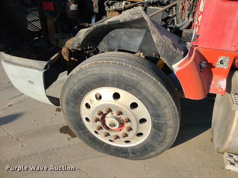 image for item GO9433 1993 International 9400  semi truck