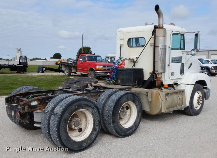 image for item HJ9721 1997 Freightliner FLD  semi truck