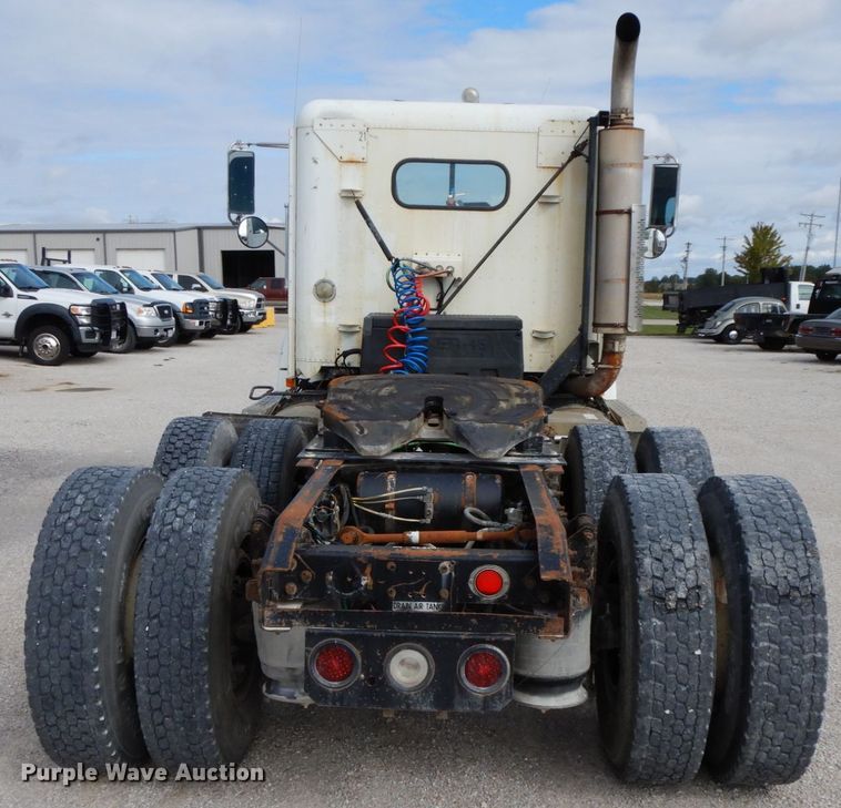 image for item HJ9721 1997 Freightliner FLD  semi truck