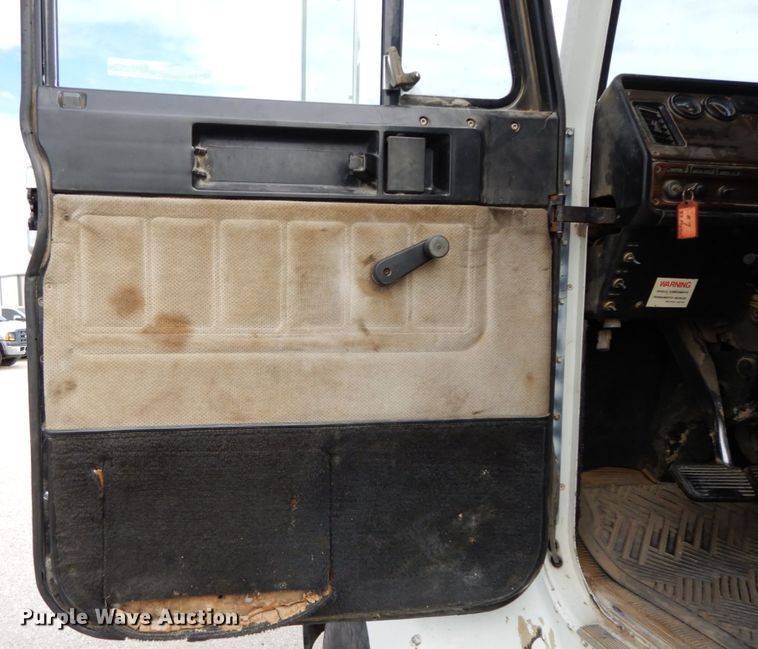 image for item HJ9721 1997 Freightliner FLD  semi truck