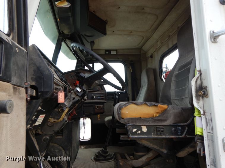 image for item HJ9721 1997 Freightliner FLD  semi truck