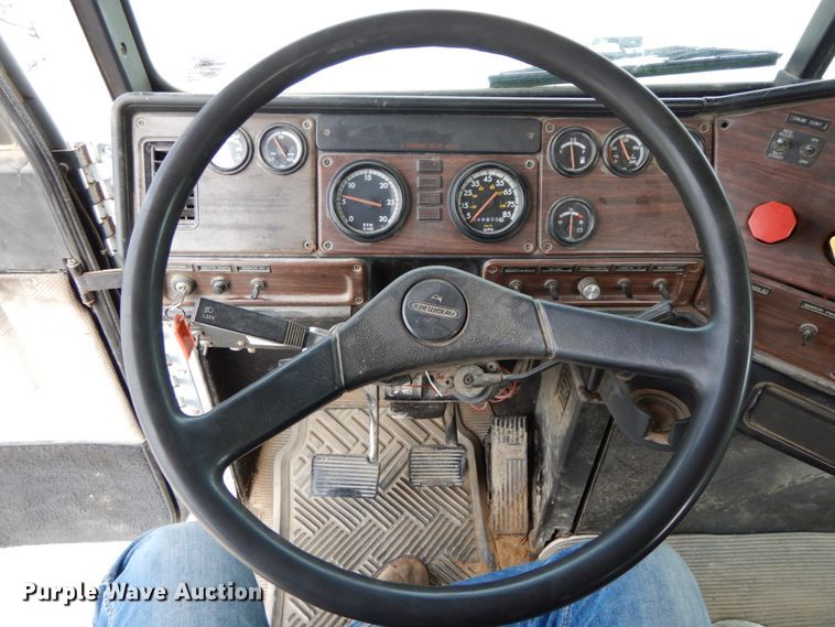 image for item HJ9721 1997 Freightliner FLD  semi truck