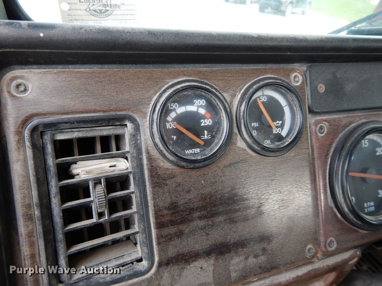 image for item HJ9721 1997 Freightliner FLD  semi truck