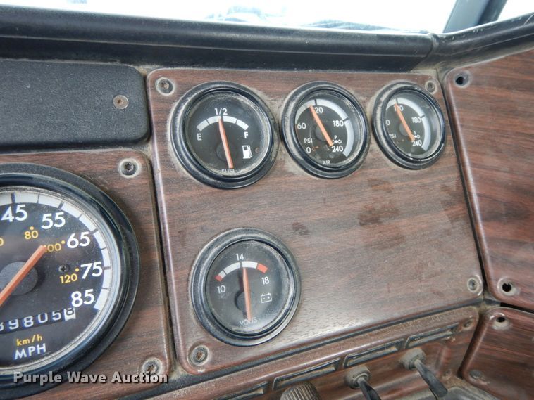 image for item HJ9721 1997 Freightliner FLD  semi truck