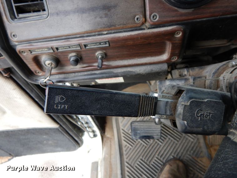 image for item HJ9721 1997 Freightliner FLD  semi truck