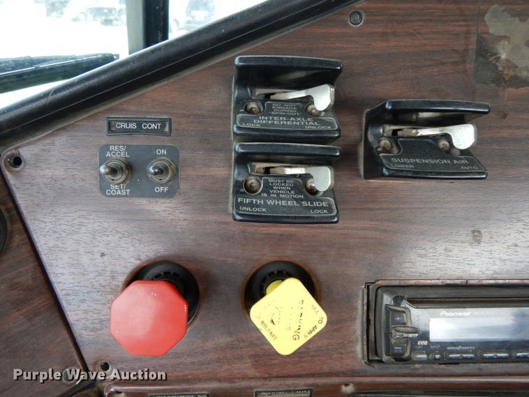 image for item HJ9721 1997 Freightliner FLD  semi truck