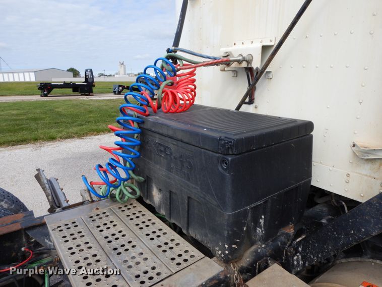 image for item HJ9721 1997 Freightliner FLD  semi truck