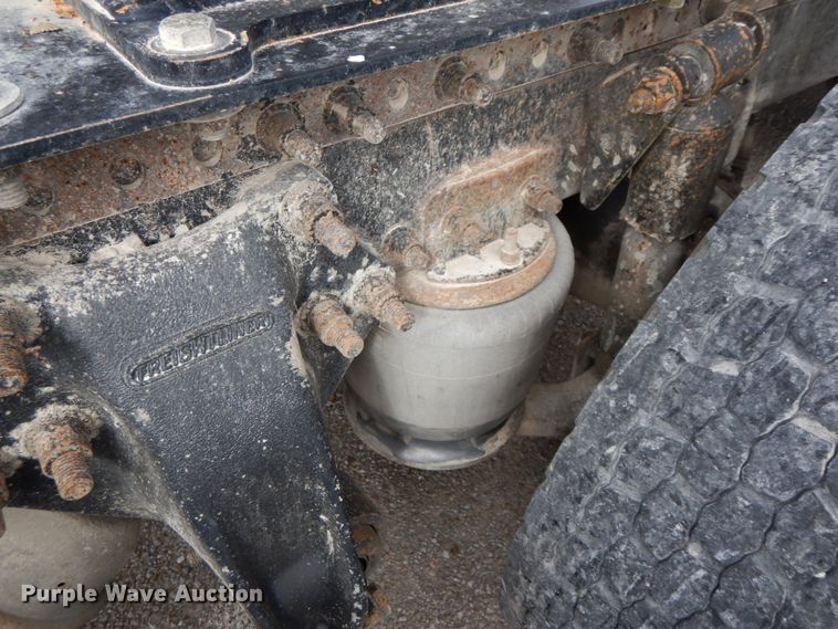 image for item HJ9721 1997 Freightliner FLD  semi truck