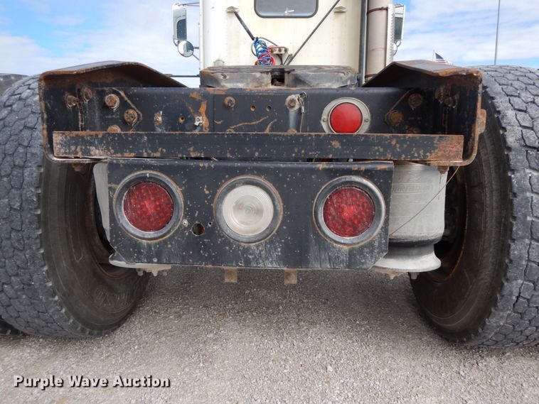 image for item HJ9721 1997 Freightliner FLD  semi truck