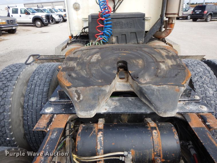 image for item HJ9721 1997 Freightliner FLD  semi truck