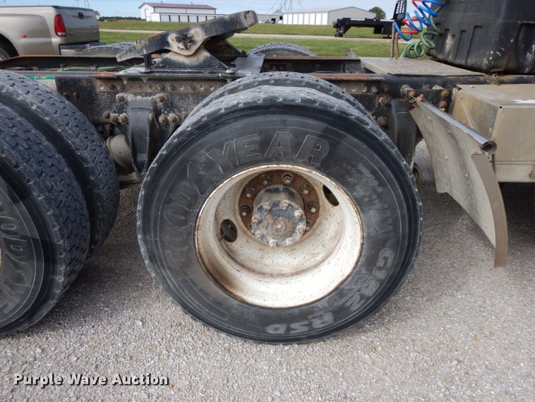 image for item HJ9721 1997 Freightliner FLD  semi truck