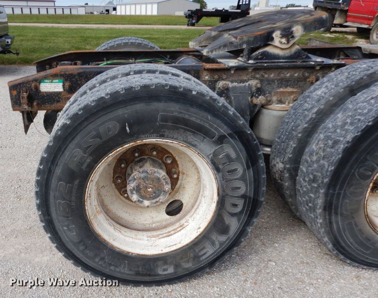 image for item HJ9721 1997 Freightliner FLD  semi truck