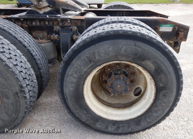 image for item HJ9721 1997 Freightliner FLD  semi truck