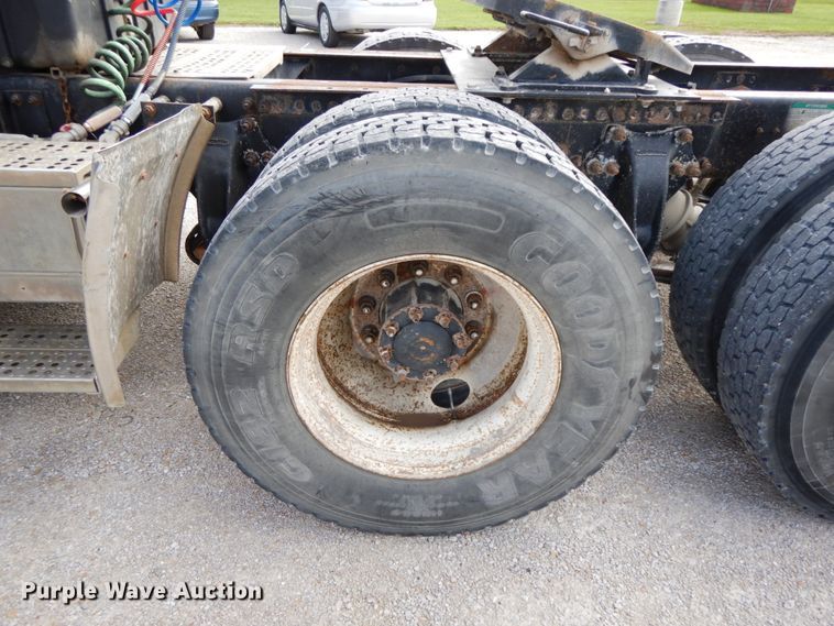 image for item HJ9721 1997 Freightliner FLD  semi truck