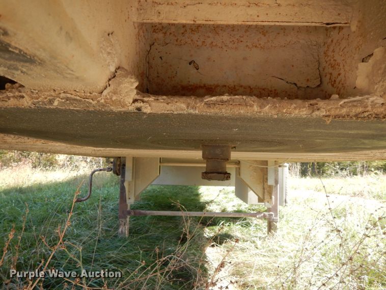 image for item HJ9725 1997 Wilson livestock trailer