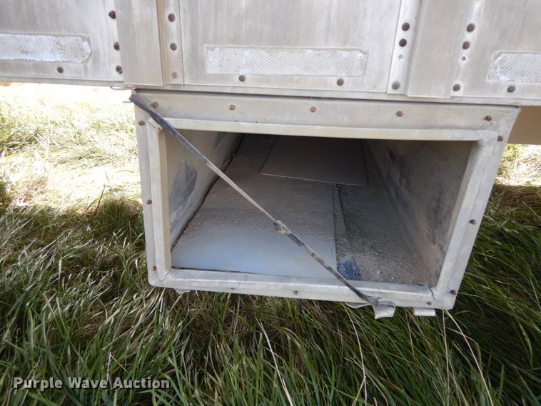 image for item HJ9725 1997 Wilson livestock trailer