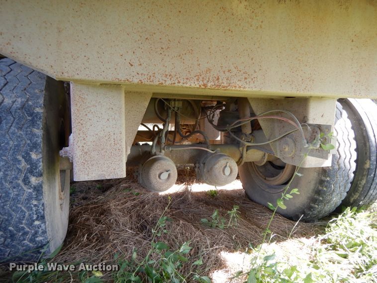 image for item HJ9725 1997 Wilson livestock trailer