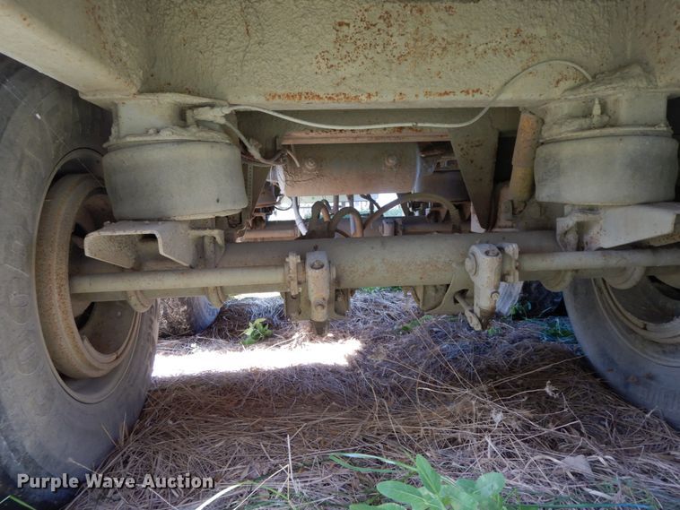 image for item HJ9725 1997 Wilson livestock trailer