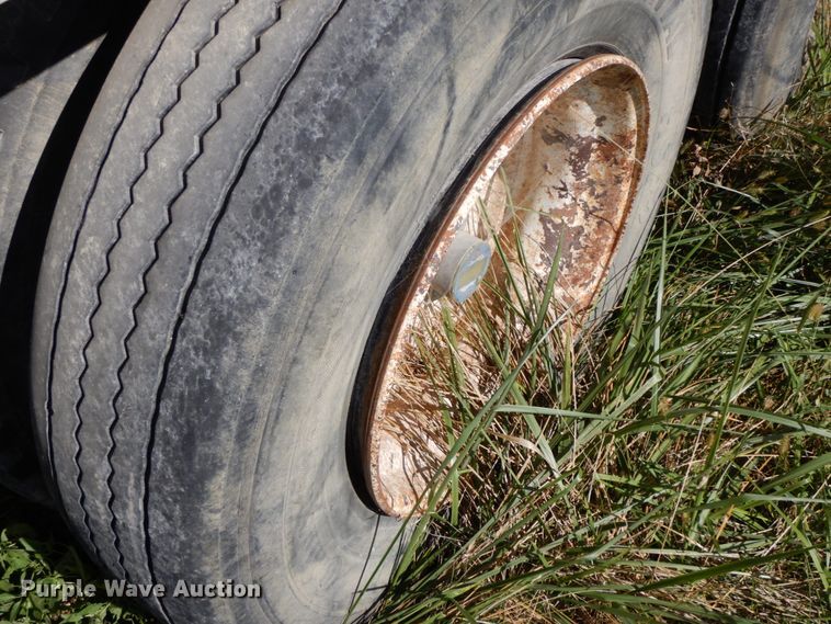 image for item HJ9725 1997 Wilson livestock trailer