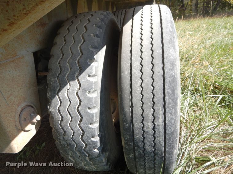 image for item HJ9725 1997 Wilson livestock trailer