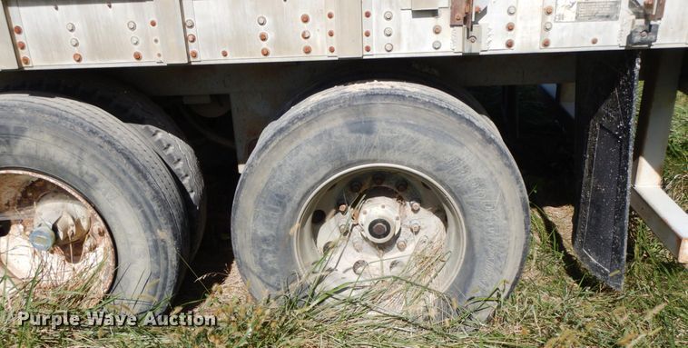 image for item HJ9725 1997 Wilson livestock trailer