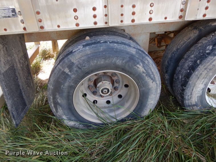 image for item HJ9725 1997 Wilson livestock trailer