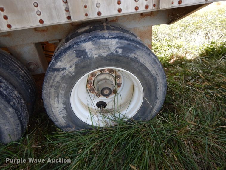 image for item HJ9725 1997 Wilson livestock trailer