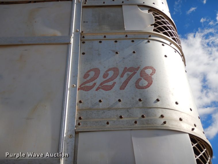 image for item HJ9725 1997 Wilson livestock trailer