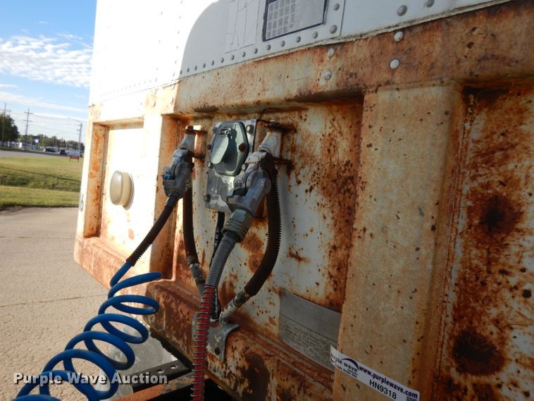 image for item HN9318 1986 Fruehauf dry van trailer