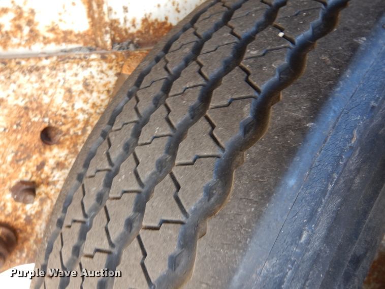 image for item HN9318 1986 Fruehauf dry van trailer