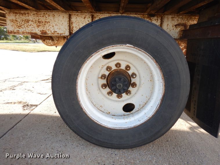 image for item HN9318 1986 Fruehauf dry van trailer