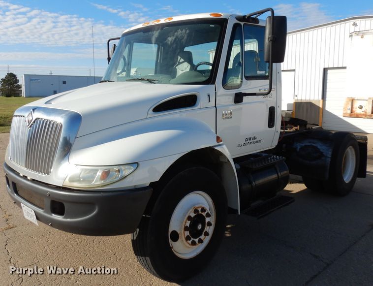 image for item HN9319 2002 International 4400  semi truck