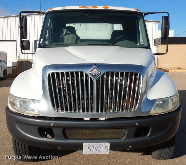 image for item HN9319 2002 International 4400  semi truck