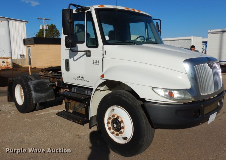 image for item HN9319 2002 International 4400  semi truck