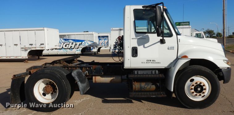 image for item HN9319 2002 International 4400  semi truck