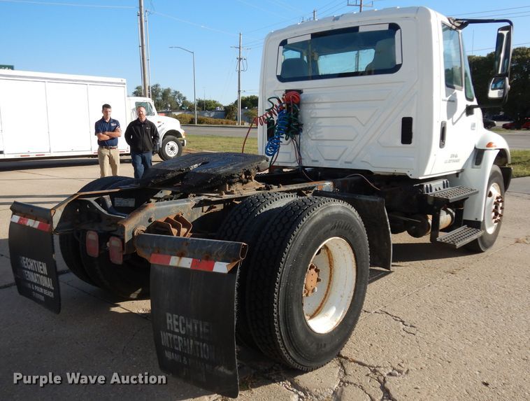 image for item HN9319 2002 International 4400  semi truck