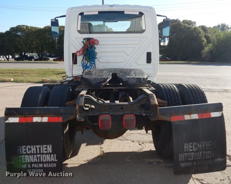 image for item HN9319 2002 International 4400  semi truck