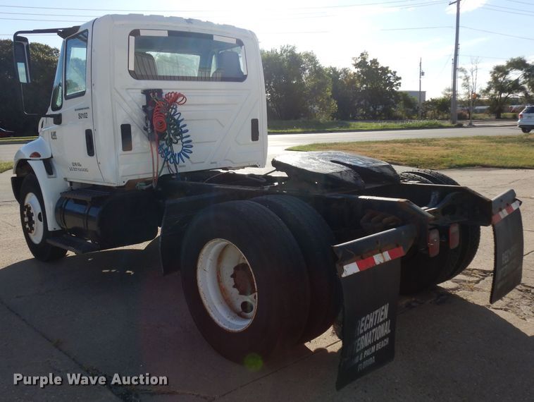 image for item HN9319 2002 International 4400  semi truck