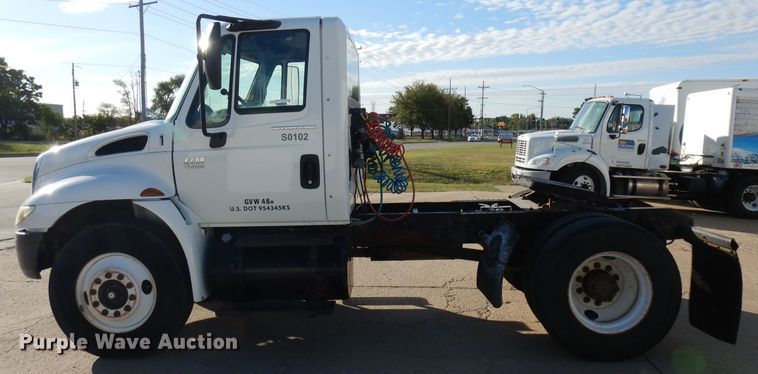 image for item HN9319 2002 International 4400  semi truck