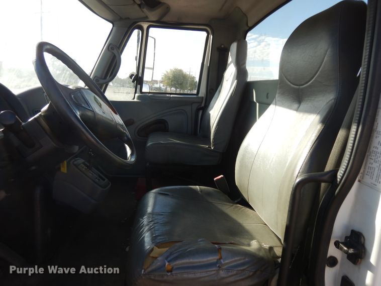 image for item HN9319 2002 International 4400  semi truck