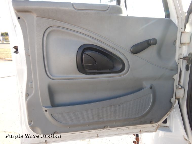 image for item HN9319 2002 International 4400  semi truck