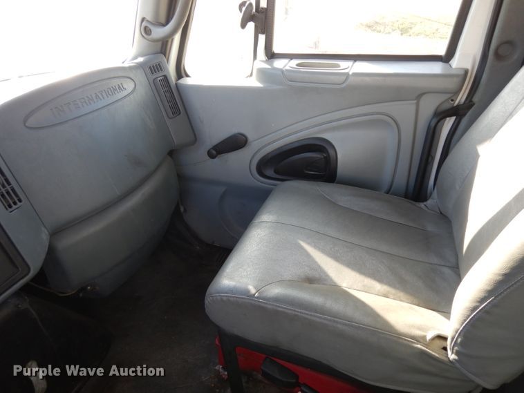 image for item HN9319 2002 International 4400  semi truck