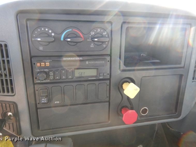 image for item HN9319 2002 International 4400  semi truck