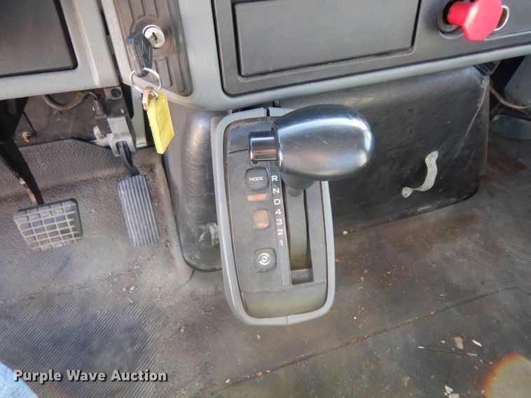 image for item HN9319 2002 International 4400  semi truck