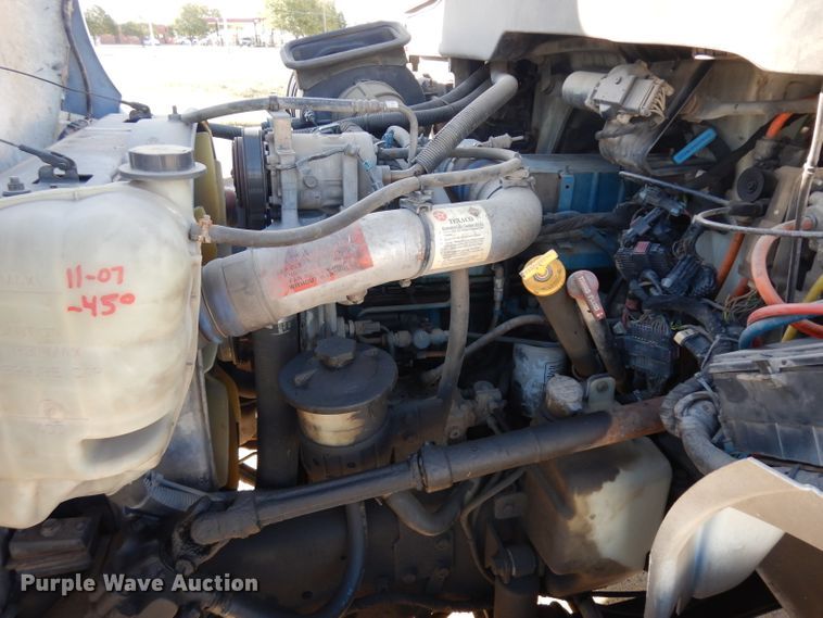 image for item HN9319 2002 International 4400  semi truck