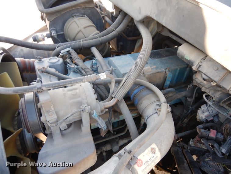 image for item HN9319 2002 International 4400  semi truck