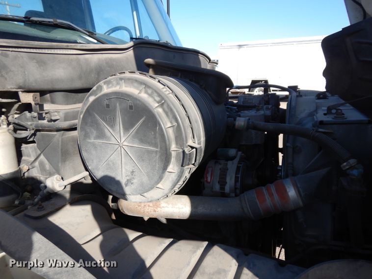 image for item HN9319 2002 International 4400  semi truck