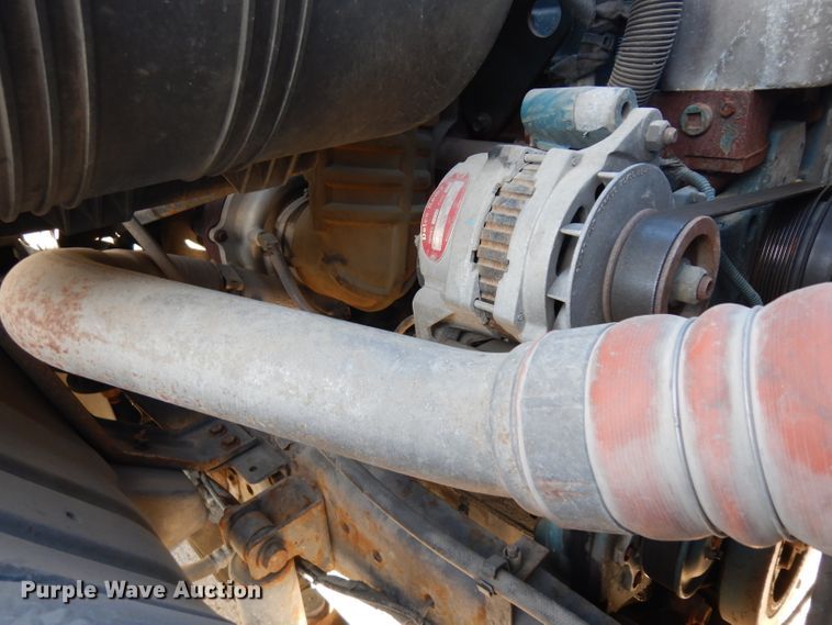 image for item HN9319 2002 International 4400  semi truck